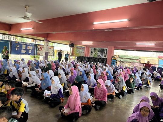 Ts. Lukas J. Tan delivering a scam-awareness talk at SK Saujana Indah