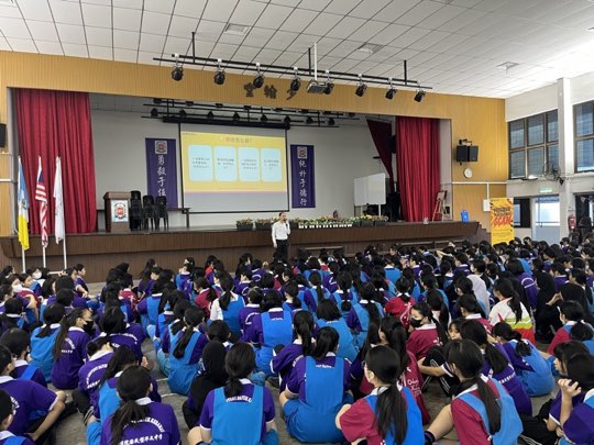 Ts. Lukas J. Tan delivering a scam-awareness talk at SMJK Convent Datuk Keramat