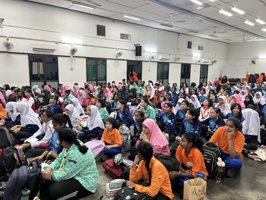 Ts. Lukas J. Tan delivering a scam-awareness talk at SMK Convent Bukit Mertajam