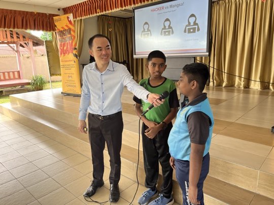 Ts. Lukas J. Tan delivering a scam-awareness talk at SJKT Ladang Valdor