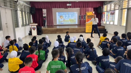 Ts. Lukas J. Tan delivering a scam-awareness talk at SJKC Yeok Hua