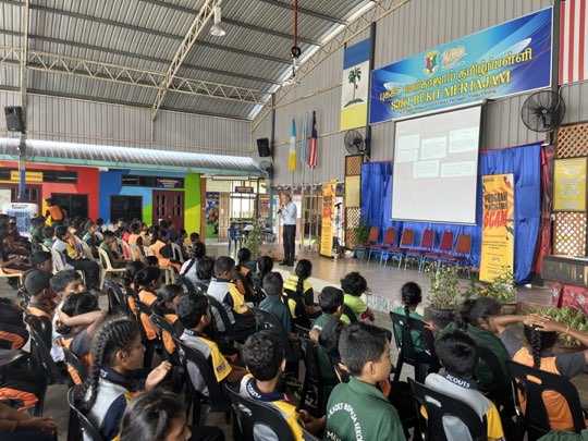 Ts. Lukas J. Tan delivering a scam-awareness talk at SJKT Bukit Mertajam