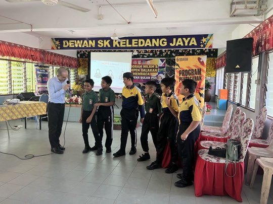Ts. Lukas J. Tan delivering a scam-awareness talk at SK Keledang Jaya