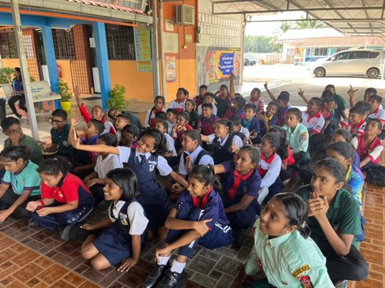 Ts. Lukas J. Tan delivering a scam-awareness talk at SJKT Ladang Malakoff