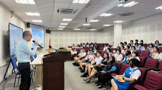 Ts. Lukas J. Tan delivering a scam-awareness talk at SMK Chung Ling Butterworth