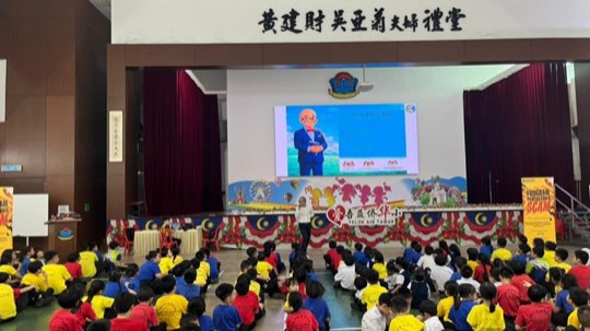Ts. Lukas J. Tan delivering a scam-awareness talk at SJKC Aik Keow