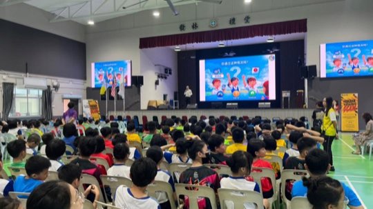 Ts. Lukas J. Tan delivering a scam-awareness talk at SJKC Sin Kang