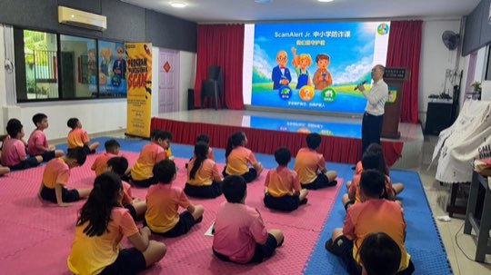 Ts. Lukas J. Tan delivering a scam-awareness talk at SJKC Chin Hwa (Pantai Acheh)