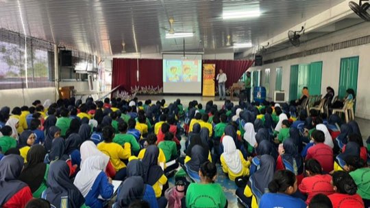 Ts. Lukas J. Tan delivering a scam-awareness talk at SK Convent