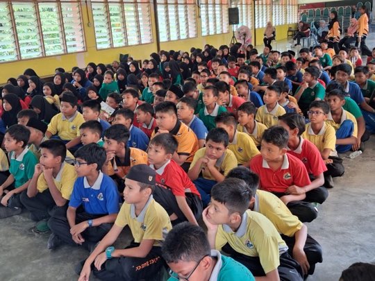 Ts. Lukas J. Tan delivering a scam-awareness talk at SK Taman Merak