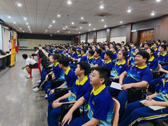 Ts. Lukas J. Tan delivering a scam-awareness talk at SMK Chung Hwa Confucian