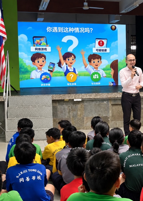 Ts. Lukas J. Tan membentangkan ScamAlert kepada murid sekolah rendah
