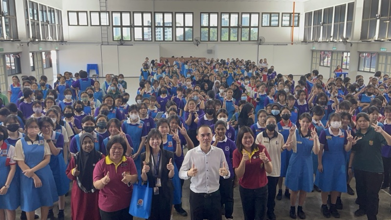 Ts. Lukas J. Tan bersama dewan penuh murid selepas ceramah kesedaran penipuan