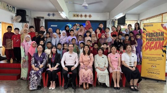 Ts. Lukas J. Tan with students after a talk
