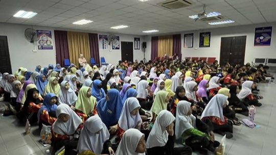 Ts. Lukas J. Tan menyampaikan ceramah kesedaran penipuan di SK Telok Ayer Tawar