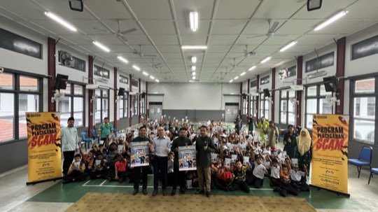 Ts. Lukas J. Tan giving a scam-awareness talk to students
