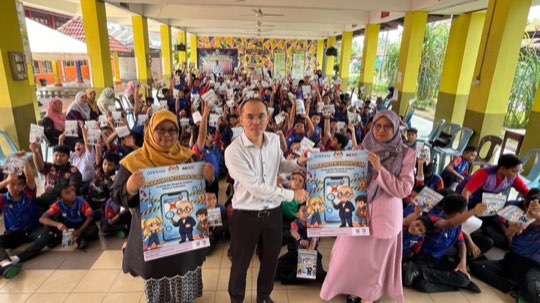 Ts. Lukas J. Tan menyampaikan ceramah kesedaran penipuan di SK Sungai Bakap