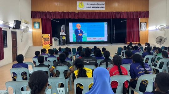 Ts. Lukas J. Tan menyampaikan ceramah kesedaran penipuan di SJKT Ramathasar